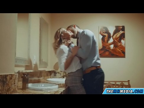 ❤️ Kur një bjonde me bukë ju josh në një banjë publike Vetëm porno tek ne ☑